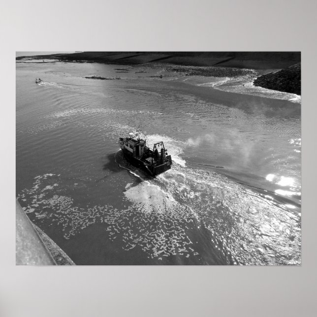 Poster Pequeno arrastão, Porto de Cardiff Bay - Preto e W (Frente)