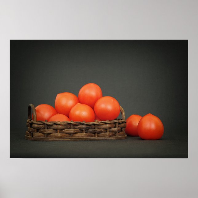 Poster Pequenos tomates vermelhos em uma cesta em mesa es (Frente)