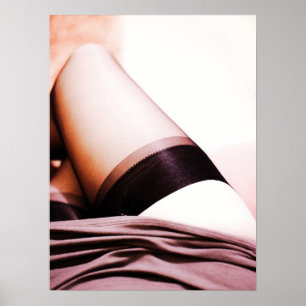Poster Pés da meia revelados sob a saia