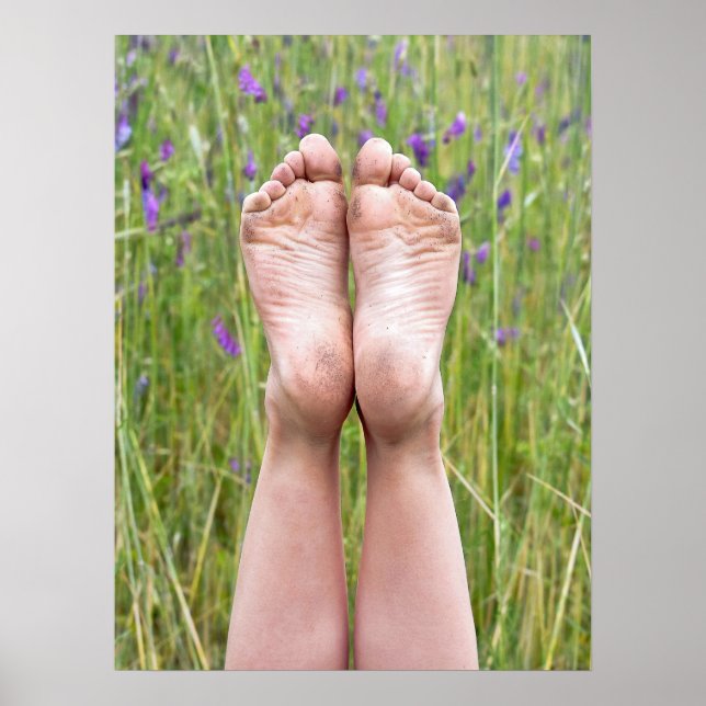 Póster pés descalços sujos em flores silvestres (Frente)
