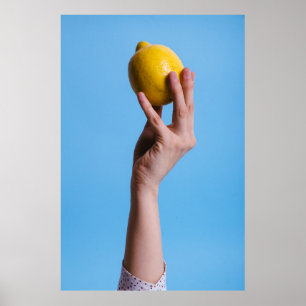 Poster Pessoa que segura limão