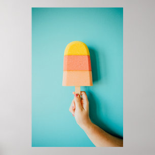 Poster Pessoa que segura um cone de sorvete amarelo e cas