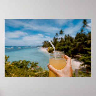 Poster Pessoa segurando jarro de pedreiro cheio de suco e