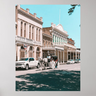 POSTER PESSOAS PASSANDO PELA RUA PERTO DE CARROS E EDIFÍ