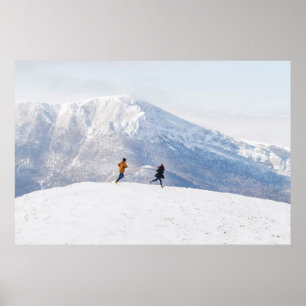 Poster Pessoas se divertindo e correndo em montanhas