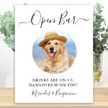 Poster Pet Dog Wedding Open Bar Bebe Fotografias Personal<br><div class="desc">Abrir Bar! Caligrafia simples, mas elegante, esta placa de bar de casamento mostra bar aberto em caligrafia elegante, e bebidas estão sobre nós, ressaca em você! . Personalize esta placa de casamento elegante com sua foto favorita de animal de estimação, foto de cão, foto de noivado ou casal e nomes!...</div>