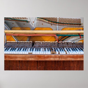 Poster piano antigo com a tampa desligada. Um dilapidado