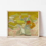 Poster Pilares dos romances franceses | Vincent Van Gogh<br><div class="desc">Piles of French Novels (1887),  do artista poste-impressionista holandês Vincent Van Gogh. Arte original é um óleo na canvas que representa pilhas de livros em tons amarelos vibrantes. Use as ferramentas de design para adicionar texto personalizado ou personalizar a imagem.</div>