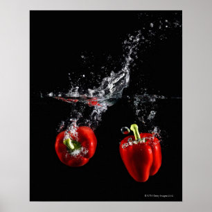 Poster pimenta vermelha que espirra na água