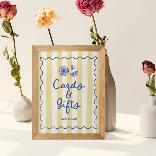 Poster Placa de Lembranças e Presentes Caprichosos e Dese (Cards and Gifts Table Sign with yellow striped background, lemon illustrations and blue wavy border)