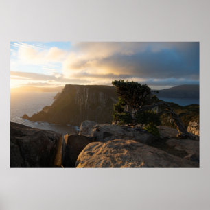 Poster pôr do sol do ouro nos penhascos do mar mais alto,
