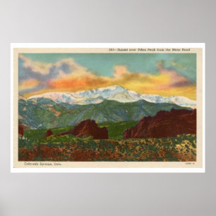 Póster Por do sol do vintage sobre o pico dos piques,