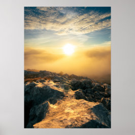 Poster Pôr do sol incrível acima das nuvens e rochas ilum