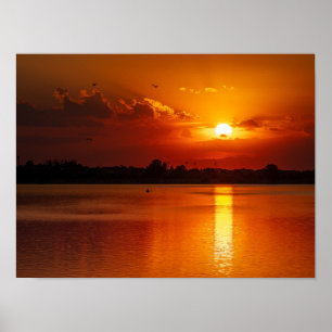 Poster Pôr do Sol Laranja Dourado sobre um Lago Tranquilo