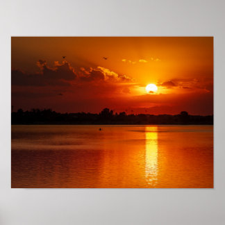Poster Pôr do Sol Laranja Dourado sobre um Lago Tranquilo