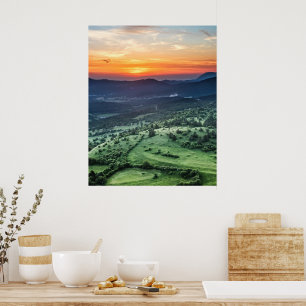 Poster Pôr do sol lindo atrás de campos verdes