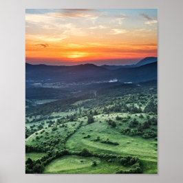 Poster Pôr do sol lindo atrás de campos verdes