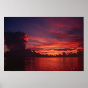 Póster Por do sol no mar com nuvens escuras