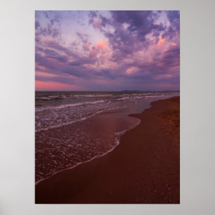 Poster pôr do sol roxo na praia arenosa - Rimini, Itália.