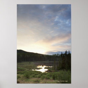Póster Por do sol sobre uma lagoa enevoada
