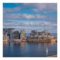 Porto de Sliema e arranha-céus em Malta