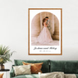 Poster Pôster de Foto de Casamento Clássico com Design Ar<br><div class="desc">Um pôster de foto de casamento atemporal com um layout arqueado clássico com os nomes dos noivos e a data do casamento. Projetado com uma estética limpa e elegante, esta peça destaca seu momento especial em um estilo refinado e minimalista. Perfeito como lembrança de casamento ou presente de aniversário, esta...</div>