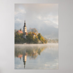 Poster Pôster vertical nascer do sol enevoado Lago Bled
