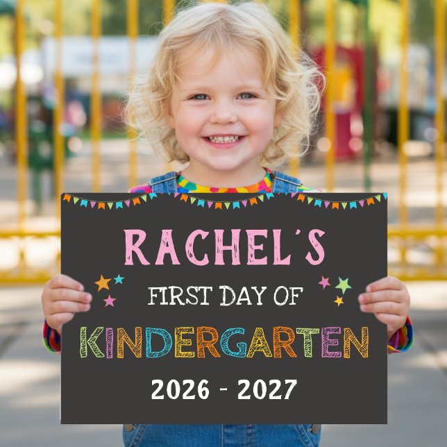 Poster Primeiro Dia do Jardim Infantil - Sinal Arco-Íris (Personalized First Day of Kindergarten Sign – Chalkboard Rainbow School Photo Prop Poster)