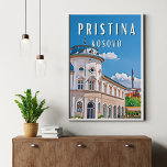 Poster Pristina, le coeur du Kosovo<br><div class="desc">La ville de Pristina est située près des monts Goljak et à quelques kilomètres au nord des monts Šar et du lac de Badovac. Elle se trouve à proximité de deux villes,  Obiliq et Fushë Kosovë. En raison de l'urbanization,  elle s'étendésormais just'à cette dernière.</div>