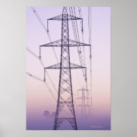 Pylons de eletricidade na névoa ao amanhecer.
