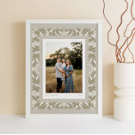 Poster Quadro Floral de Arte Folclórica de bege Suave com<br><div class="desc">Moderno e encantador, esta impressão de fotos personalizada traz uma vibração popular escandinava para a sua decoração natal com uma borda impressa de bege quente neutro com flores brancas petitas e musgo macio que rodeia uma foto de sua escolha. O texto abaixo pode ser personalizado com nomes e o ano...</div>