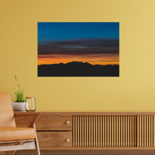 Poster Queimando o pôr do sol sobre a silhueta da paisag