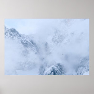 Poster Ravens, montanhas e nuvens de neve