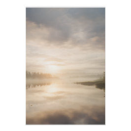Póster Reflexo Dourado do Nascer do Sol no Lago Nebuloso