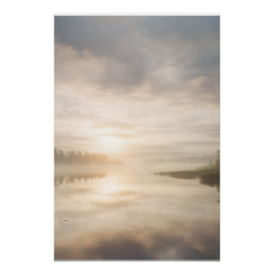 Póster Reflexo Dourado do Nascer do Sol no Lago Nebuloso