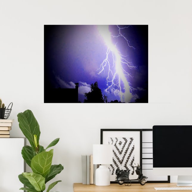 Póster Relâmpago Entre um Céu Azul Escuro (Escritório em casa)