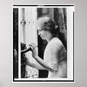 Póster Retrato de Helen Keller que toca em uma estátua