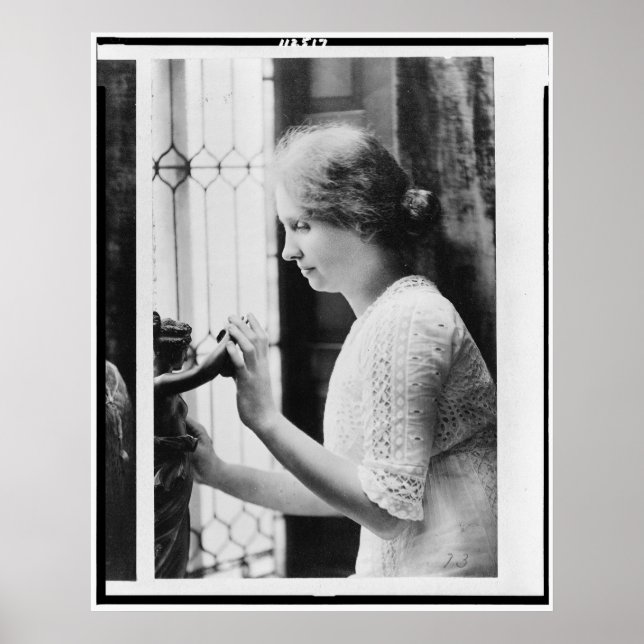 Póster Retrato de Helen Keller Tocando uma Estátua (Frente)