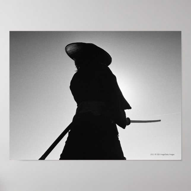 Poster Retrato de um guerreiro Samurai segurando uma espa (Frente)