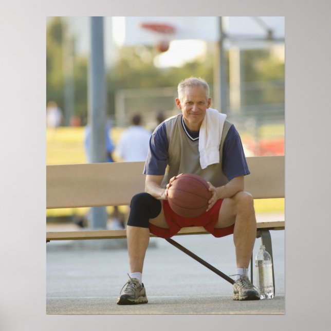 Poster Retrato de um homem maduro sentado no basquete (Frente)
