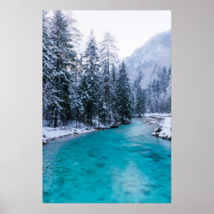 Poster Rio mágico na floresta de inverno encantada