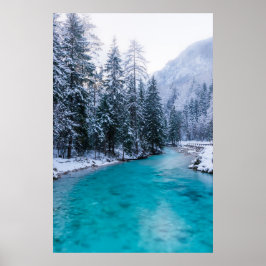 Poster Rio mágico na floresta encantada de inverno