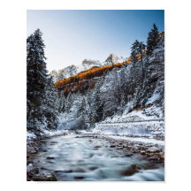 Rio outono e inverno, floresta e montanhas