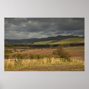 Póster Rolling Hills e montanhas sob um céu nebuloso