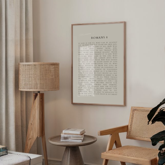 Poster Romanos 8 Querem Decoração de Muro Cristã (Minimalist Christian beige wall art featuring Psalm Romans 8 in elegant black bold typography.)