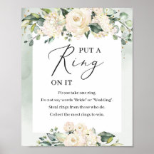 Rosas brancas verdes colocaram um anel no sinal de