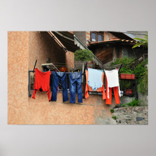 Póster Roupas lavadas secando na rua da vila
