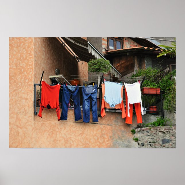 Póster Roupas lavadas secando na rua da vila (Frente)