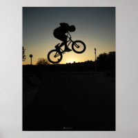 Salto de dublê freestyler BMX