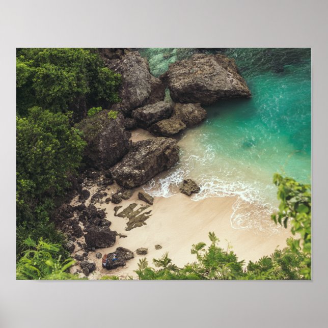 Poster Sandy Beach Cove com Árvores Verdes, Rochas e Ocea (Frente)